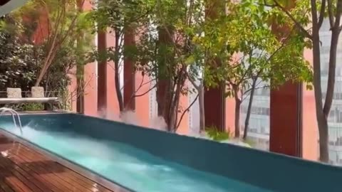 how 7 magnitude Earthquake shakes the swimming pool, made on top floor of multistory hotel