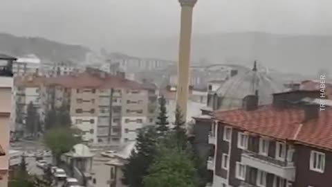 In the Turkish town of Çankırı, a storm blew down the minaret of the Bademlik Mosque.