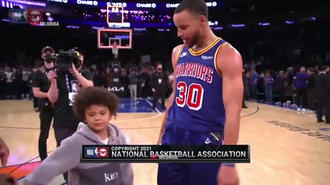 Steph Curry shows love to Julius Randle's son 👏