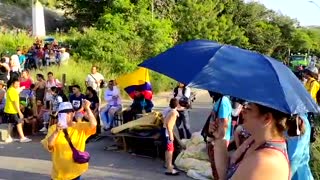 Video: Hay bloqueos en la vía a Centroabastos por una protesta ciudadana 3
