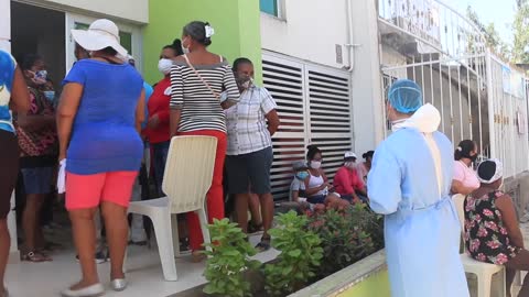 Autoridades de Cartagena vacunan ancianos en su propia casa