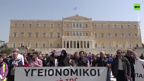 Migliaia di greci denunciano l'impennata dei prezzi e i bassi salari.Le strade di Atene si riempiono di migliaia di manifestanti che denunciano aumenti dei prezzi e bassi salari durante uno sciopero nazionale di 24 ore