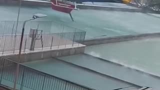 Από την ΕΥΔΑΠ Μενιδίου φορτώνουν με νερό τις δεξαμενές των ελικοπτέρων οι πιλότοι
