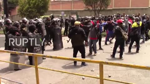 Bolivia coca farmers STORM market, forcing cops to retreat