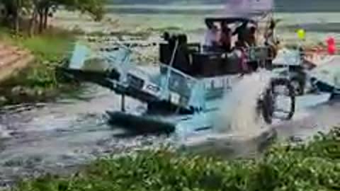 Cleaning the lake with a machine of 2 crores. Hi-tech machine came in my city Full Video -
