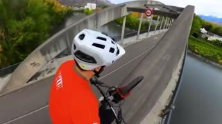 Daredevil riding bike across bridge will weaken your knees