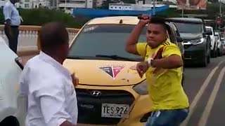 Video: dos conductores protagonizan pelea en plena vía