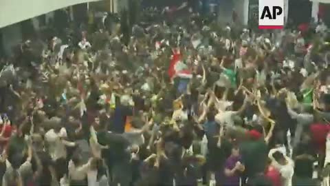 Protesters leave after storming Iraqi parliament