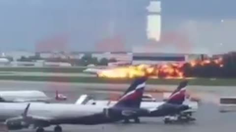 Videos captaron el incendio de un avión de pasajeros, el cual dejó 13 muertos en Moscú