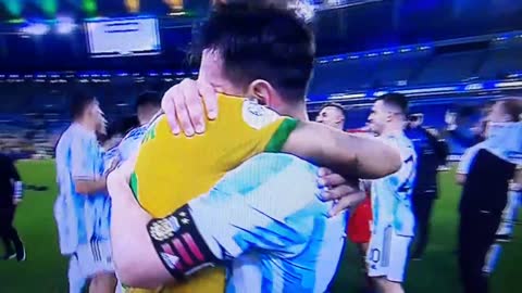 abrazo entre messi y neymar