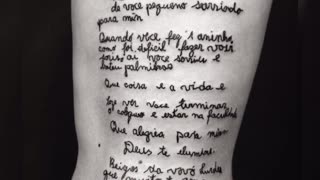 Decidió tatuarse la carta que su abuela le dio