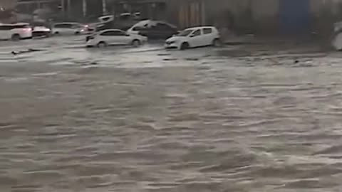 Tsunami meteorológico destrói carros e infraestrutura em praia de Laguna, Santa Catarina