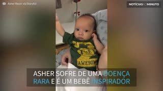 Após 3 cirurgias, bebê com doença rara mostra muque para mãe