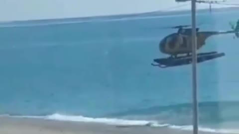 Hubschrauber, die an menschenleeren Stränden Jagd auf Schwimmer machen