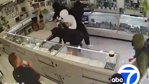 WATCH: New video shows the moment a Manhattan Beach jewelry store had a SMASH-AND-GRAB ROBBERY👀