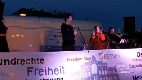 FREEDOM DAY - DRESDEN, Theaterplatz, 30 10 2021, Rede KATHLEEN aus Dresden, Demo, Kundgebung