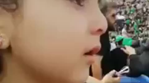 الطفلة الجميلة تبكي