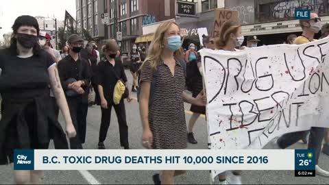 British Columbia,Canada toxic drug deaths hit 10,000 since emergency declared in 2016 DOCUMENTARIO L'epidemia di farmaci oppioidi sintetici a base di fentanyl in Nord America.la più letale crisi della droga nella storia canadese