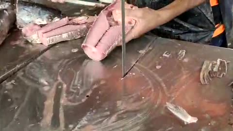 rita fish fast cutting by machine in bangladesh fish market