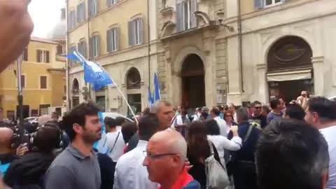 Le forze dell'ordine in sciopero cacciano Gasparri - e sindacati - dalla piazza