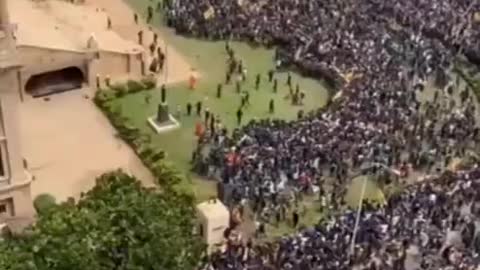 Breaking : Sri Lankan protesters storm President Rajapaksa’s residence #srilanka #crisis #president