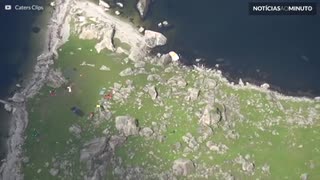 Mais de 20 base jumpers saltam de uma cascata na Noruega