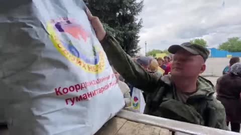 Russian military delivers humanitarian aid to residents of the LPR