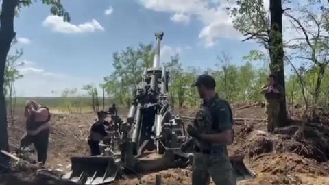 Ukrainian M777 howitzers fired enemy position in Donetsk #ukraine #m777 #howitzer #usa #donetsk #uk