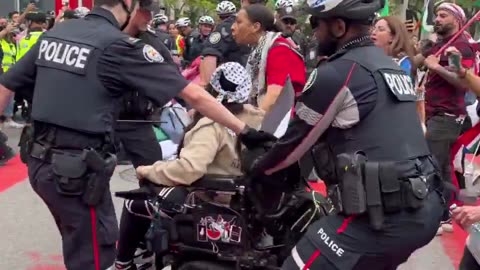 Toronto police violently attacked and arrested protesters who were carrying the Palestinian flag