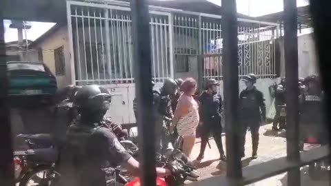 Os capangas de Maduro sequestram uma mulher idosa, de um bairro pobre, de cueca, pelo crime de ter sido testemunha