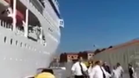 CRUISE SHIP CRASH INTO TOURIST BOAT IN VENICE !!2021 😱😱