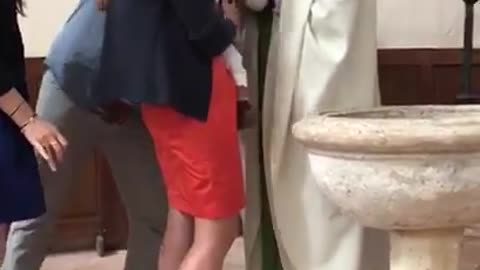 Ksiądz uderza dziecko za płacz podczas chrztu