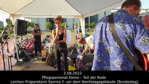3.08.2022 Pflegepersonal Demo - Teil der Rede Leichen-Präparatorin Samira Y. vor dem Bundestag