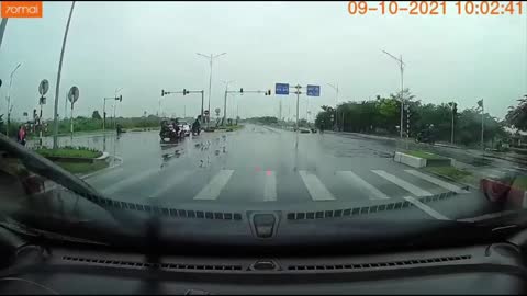 Clip: It was still raining, the motorbike driver slipped like a surf and a lucky ending