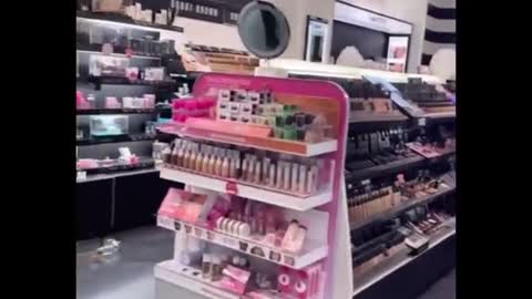 Three U.S. thieves ransack cosmetics store, leaving customers stunned