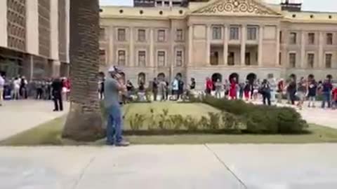 Hommes en armes sécurisant le capitole en Arizona lors des audits