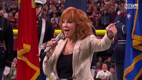 REBA MCENTIRE SINGING THE NATIONAL ANTHEM AT THE SUPER BOWL🤔IS THAT REALLY HER??!