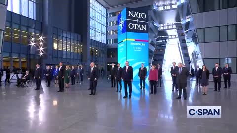 Groteskowy, surrealistyczny spektakl na szczycie NATO.