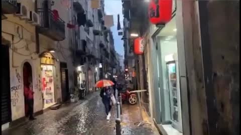 Blogger robbed of mobile phone while streaming live on Italian street