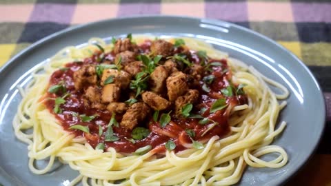 Domates Soslu Tavuklu Spagetti Tarifi