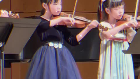 Saw a violin in Hanfu