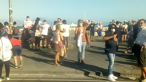 Napoli, rotonda Diaz, manifestazione al sole in museruola