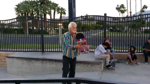 Hombre mayor realiza un increíble truco con su skateboard
