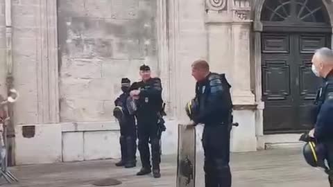 Proteste, a Marsiglia come in Italia la polizia fa un gesto di solidarietà verso i manifestanti