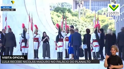 Ditador Nicolás Maduro sobe rampa do Palácio do Planalto para reunião com Lula