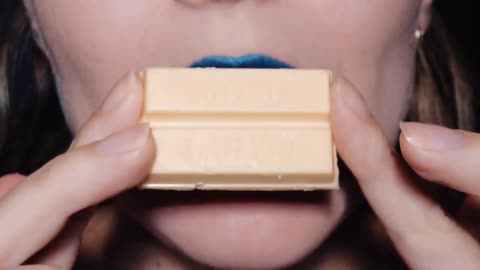Trying to nibble a melon KITKAT ASMR 🍫🍈