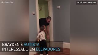 Menino autista é apaixonado por elevadores