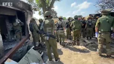 Tropas israelíes evacuan cuerpos del kibutz Kfar Aza (cerca de la frontera con Gaza)