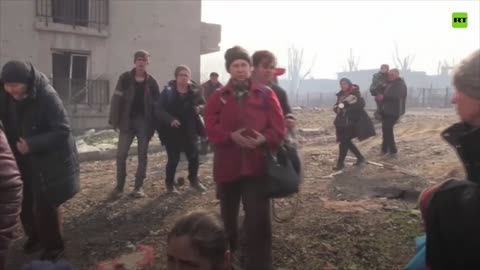 I giornalisti hanno filmato il processo di evacuazione dei civili di Mariupol che vivono vicino all'impianto di Azovstal in veicoli blindati russi e hanno parlato con alcuni di loro.