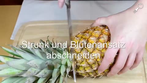 Ananas schälen und aufschneiden